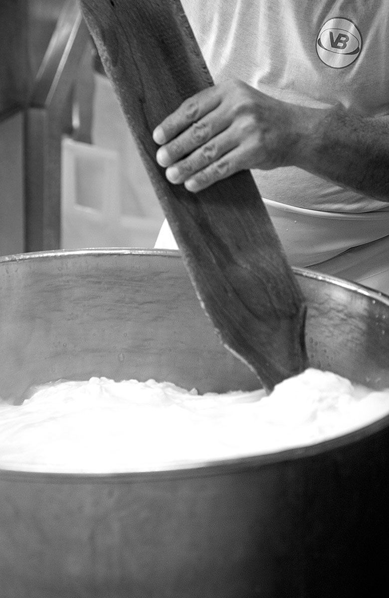 Caseificio VB - Lavorazione con la stecca